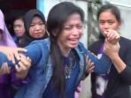 keluarga-histeris-bocah-lima-tahun-dibunuh-ayah-kandung-sendiri_20160506_220500.jpg