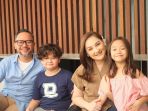 keluarga-indra-brasco-dan-mona-ratuliu-tampak-harmonis_20181013_115227.jpg