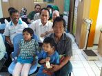 keluarga-joni-dan-isa-saat-dievakuasi_20170615_154914.jpg