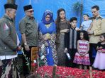 keluarga-jupe-ziarah-ke-makam_20170625_165018.jpg