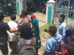 keluarga-korban-bus-sang-engon_20150221_220741.jpg