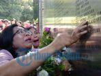keluarga-korban-di-monumen-km-sinar-bangun.jpg