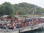 keluarga-korban-km-sinar-bangun-menunggu-di-tepi-danau_20180623_103054.jpg