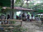 keluarga-korban-sudah-mulai-memasang-tenda.jpg