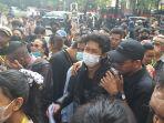 keluarga-korban-tragedi-kanjuruhan-dan-tim-gabungan-aremani.jpg