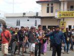 keluarga-korban-wanita-di-sorong-dibakar.jpg