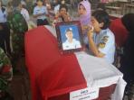 keluarga-menangis-histeris-di-depan-jasad-letda-kal-agus_20150701_122128_20150701_124152.jpg