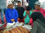 keluarga-menangisi-jenazah-safari-yang-tewas-ditusuk-pencuri-kotak-infak-masjid-agung-karimun_20170605_111914.jpg