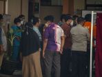 keluarga-menunggu-identifikasi-korban-tragedi-kanjuruhan_20221002_223059.jpg