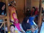 keluarga-penambang-yang-menunggu-informasi-kejelasan-sanak.jpg