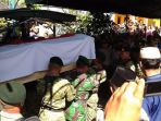 keluarga-pratu-ibnu-hidayat-menangis_1_20170518_110849.jpg