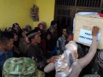 keluarga-pratu-ibnu-hidayat-menangis_20170518_110937.jpg