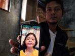 keluarga-saat-menunjukan-foto-reni-tkw-asal-indramayu.jpg