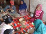 keluarga-unesih-makan-dengan-lauk-kulit-singkong_20170825_143036.jpg