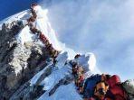kemacetan-di-gunung-everest.jpg