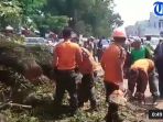 kemacetan-panjang-akibat-pohon-tumbang-di-merdeka-walk_20170109_152012.jpg