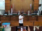 kemaja-putih-dan-buku-hitam-sambo.jpg