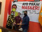 kemas-ilham-akbar-kanan-mengambil-formulir-pendaftaran-pertama.jpg