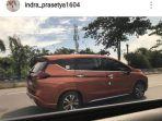 kembaran-mitsubishi-xpander-yakni-nissan-grand-livina-2019-bocor-tertangkap-kamera-di-jalan.jpg