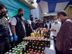 kemendag-musnahkan-25-ton-garam-dan-ribuan-botol-miras-ilegal_20200724_021350.jpg