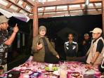 Tinjau Siskamling di Lombok Tengah, Wamendagri Gaungkan Semangat Gerakan Warga Jaga Warga