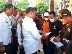 kementan-salurkan-bantuan-bagi-peternak-terdampak-pmk-di-bali.jpg