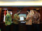 kementerian-agama-menyerahkan-sertifikat-halal-vaksin-sinovac.jpg