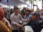 kementerian-pertanian-terus-salurkan-bantuan-pada-petani-indonesia_20151105_150049.jpg