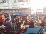 kemeriahan-festival-perang-air-di-kepulauan-meranti.jpg