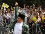 kemeriahan-pendukung-saat-pendaftaran-di-kpu_20180811_200913.jpg