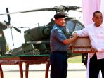 kemhan-serahkan-delapan-helikopter-ah-64-apache-ah-64_20180516_201127.jpg