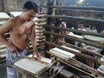 kenaikan-dolar-tidak-pengaruhi-perajin-tempe-dan-tahu_20150313_152659.jpg
