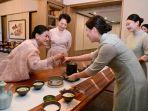 kenakan-baju-warna-senada-iriana-jokowi-dan-madam-peng-liyuan-minum-teh-bersama.jpg