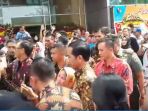 kenakan-batik-penampilan-jokowi-mempesona_20170125_112250.jpg