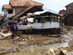 kendaraan-hagglund-pmi-evakuasi-reruntuhan-banjir-bandang_20160927_125519.jpg