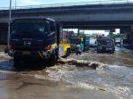 kendaraan-mogok-saat-terbos-banjir-di-jembatan-kaligawe-jasa-marga-sediakan-mobil-derek-gratis.jpg