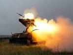 kendaraan-perang-rusia-meluncurkan-roket-ke-arah-ukraina.jpg