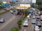 kendaraan-pribadi-lintasi-jalur-busway_20171003_214225.jpg
