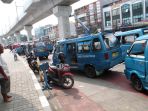 kendaraan-umum-ngetem-di-depan-stasiun-mrt-lebakbulus_20190327_220508.jpg
