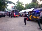 kendaraan-yang-mengangkut-napi-teroris-tiba-di-nusakambangan_20180510_210844.jpg