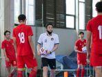 kensuke-takahashi-saat-melatih-para-pemain.jpg