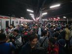 kepadatan-di-stasiun-depok-karena-krl-berasap.jpg
