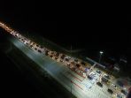 kepadatan-gerbang-tol-brebes-barat_20171224_221003.jpg