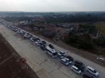 kepadatan-pemudik-di-exit-tol-fungsional-kendal_20180611_180243.jpg