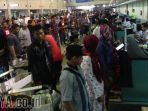 kepadatan-penumpang-di-bandara-juanda_20180102_105850.jpg