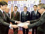 kepala-asosiasi-pariwisata-kota-fujieda-perfektur-shizuoka-dapat-penghargaan.jpg