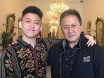 kepala-badan-ekonomi-kreatif-triawan-munaf-foto-bersama-penyanyi-rap-indonesia-rich-brian.jpg