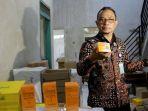 kepala-balai-besar-pom-semarang-safriansyah-menunjukkan-sejumlah-barang-bukti-kosmetik-ilegaljpg.jpg