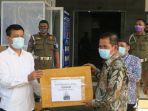 kepala-bbplk-serang-agung-nurohmat-menyerahkan-bantuan.jpg