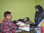 kepala-bkkbn-dokter-hasto-saat-cek-pasien-di-bengkulu.jpg
